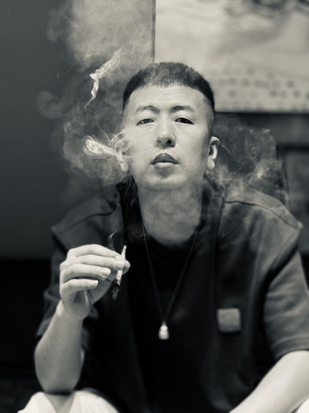 姜哥黑白肖像，烟雾缭绕