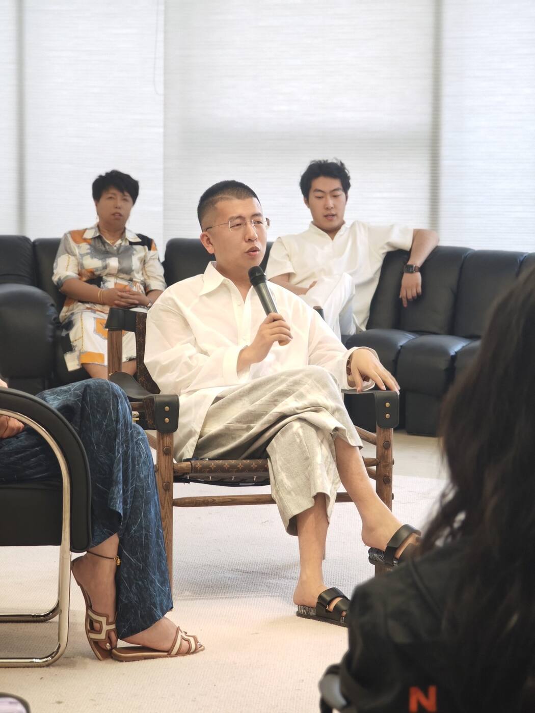 姜哥手持话筒，与年轻人连麦交流